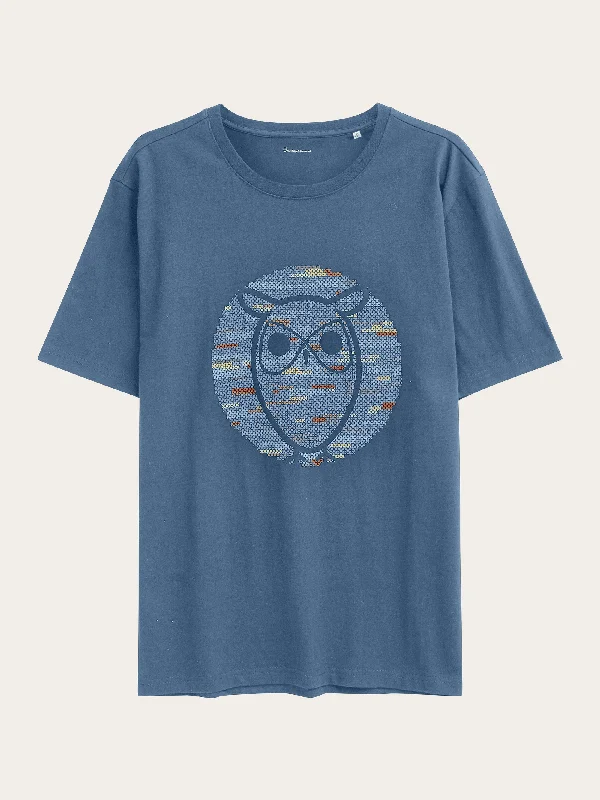 Regular short sleeve heavy single owl cross stitch print t-shirt - GOTS/Vegan - Moonlight Blue Classic Men's Pin